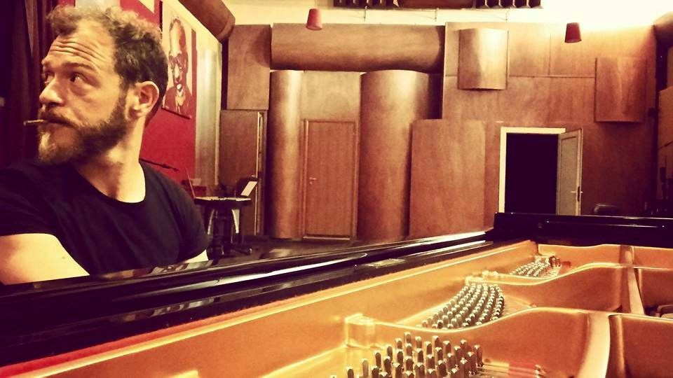 Paolo Censi al pianoforte a coda nella sala rossa del New Art Recording Studio
