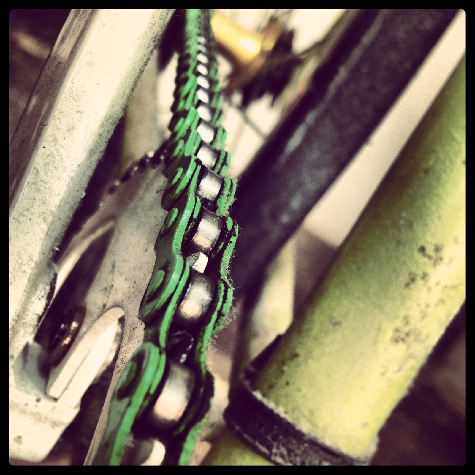 Dettaglio ravvicinato di una catena di bicicletta verde