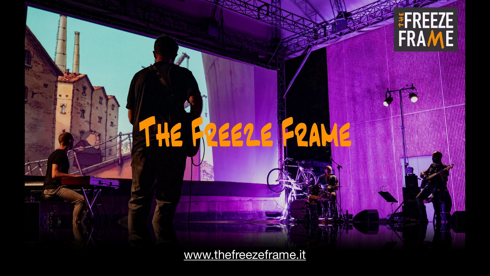 Cartello di The Freeze Frame: il quartetto sul palco all'aperto sotto luci viola, davanti allo schermo