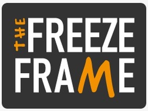 Logo di The Freeze Frame: scritta bianca e arancione su un riquadro grigio scuro