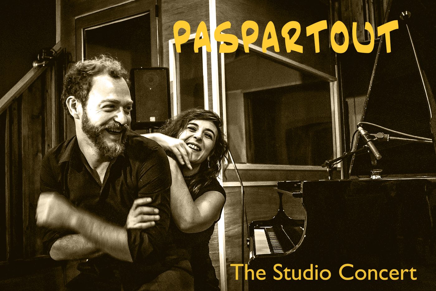 Copertina di Paspartout, The Studio Concert: Paolo Censi e Alessia Pasini ridono accanto a un pianoforte a coda, in seppia con la scritta gialla